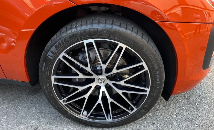PORSCHE MACAN