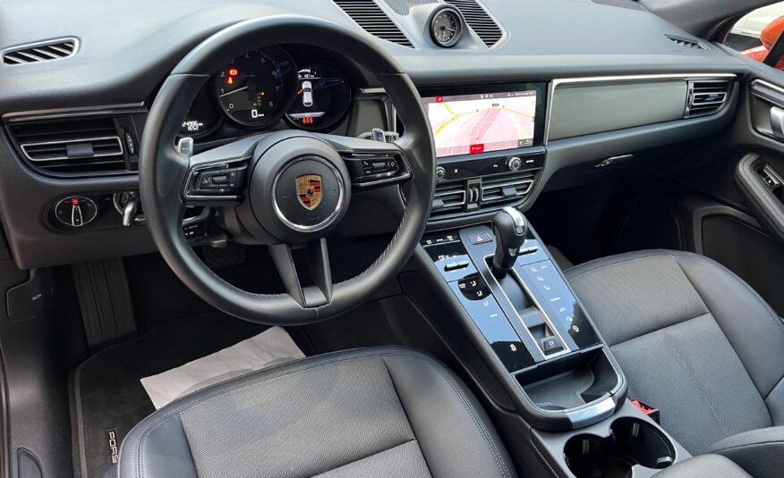 PORSCHE MACAN