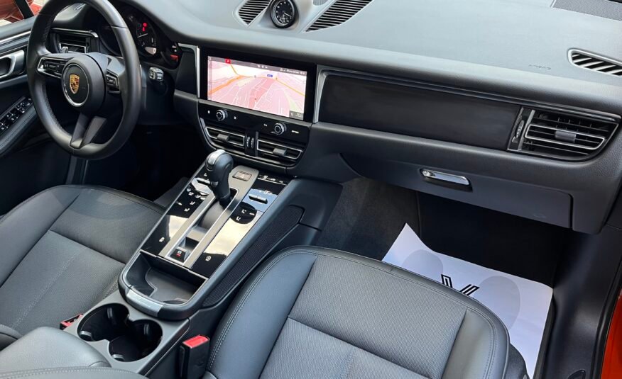 PORSCHE MACAN