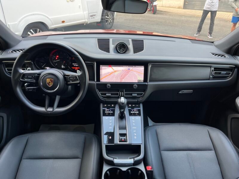 PORSCHE MACAN