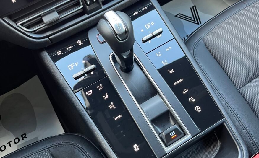 PORSCHE MACAN