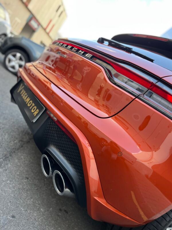 PORSCHE MACAN