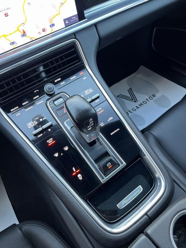 PORSCHE Panamera 4 HRYBRID