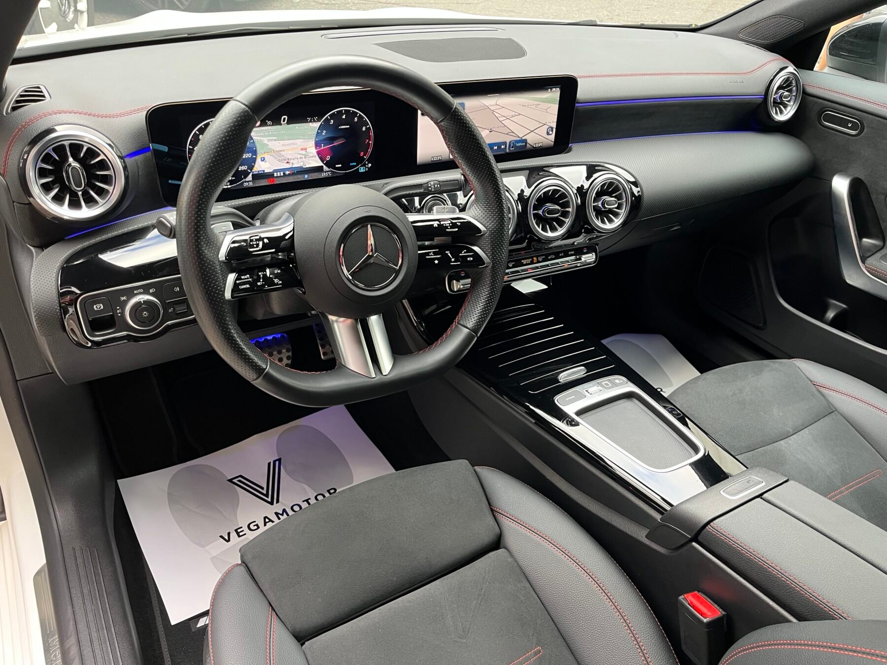 MERCEDES-BENZ CLA 200 AMG