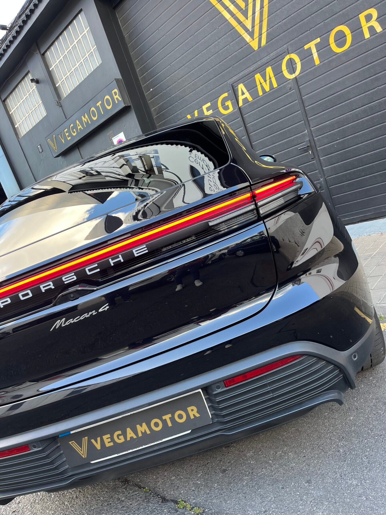PORSCHE Macan 4