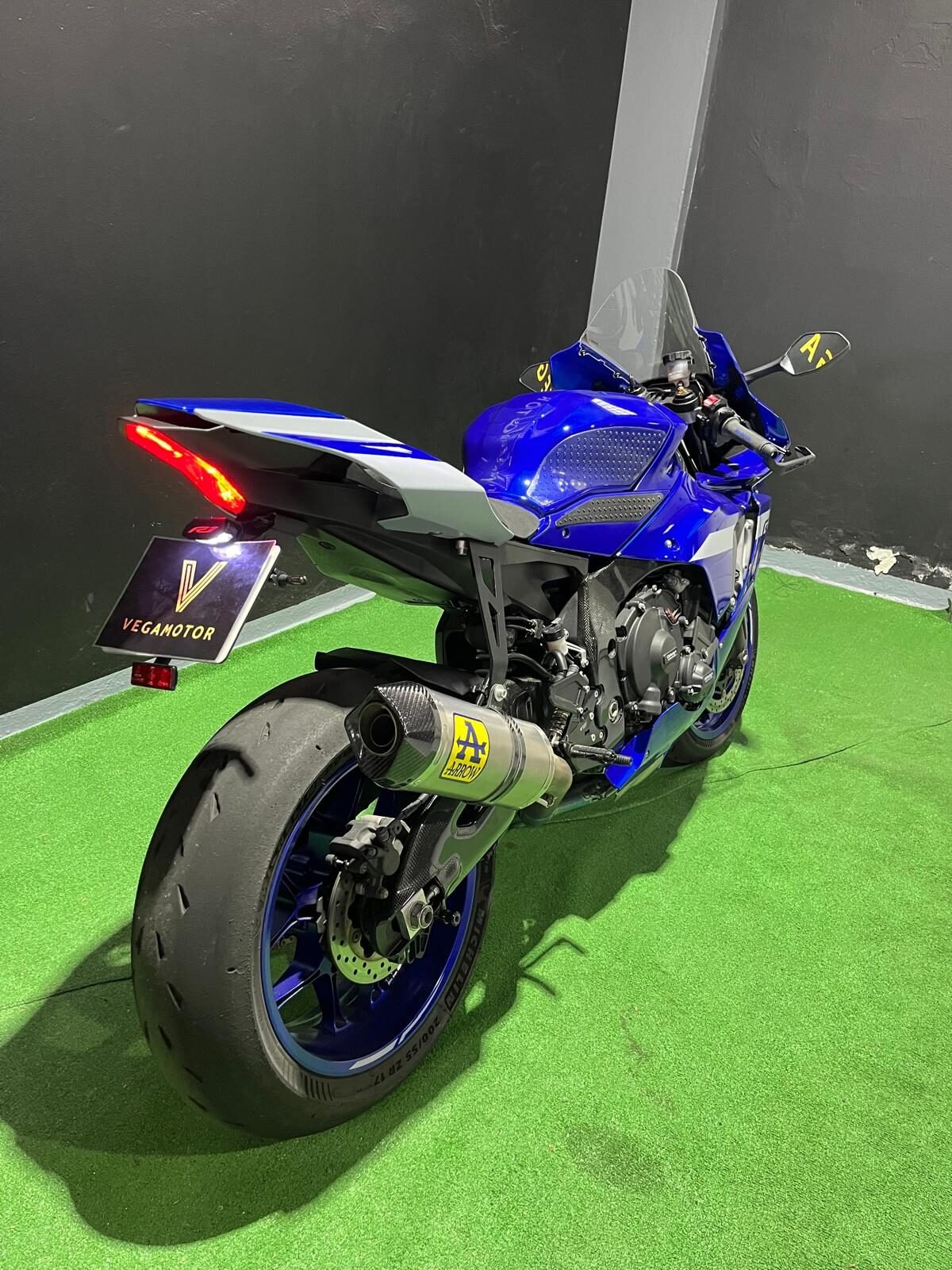 YAMAHA R1