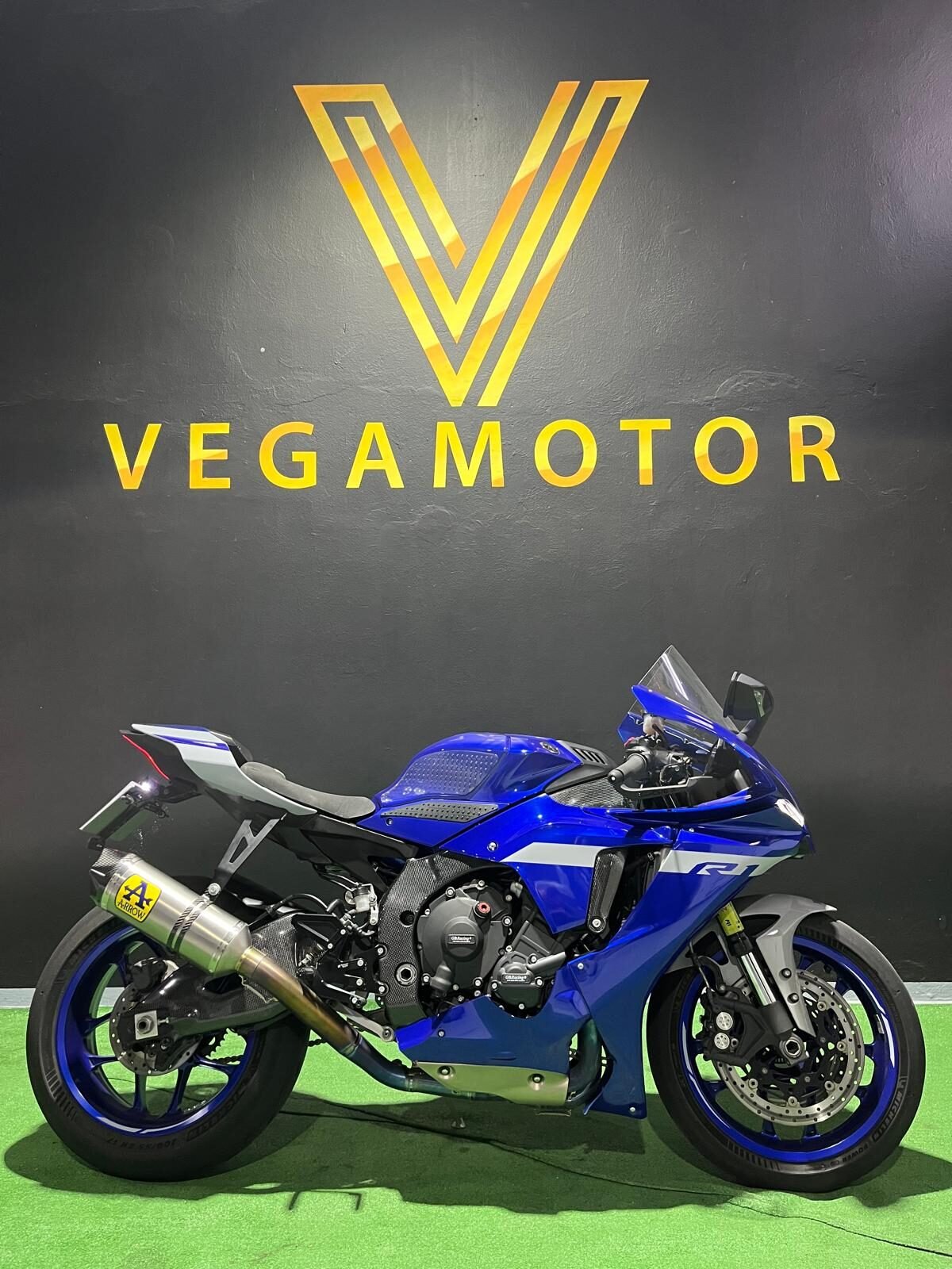 YAMAHA R1