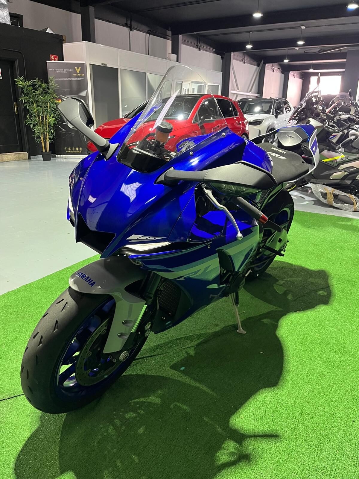 YAMAHA R1