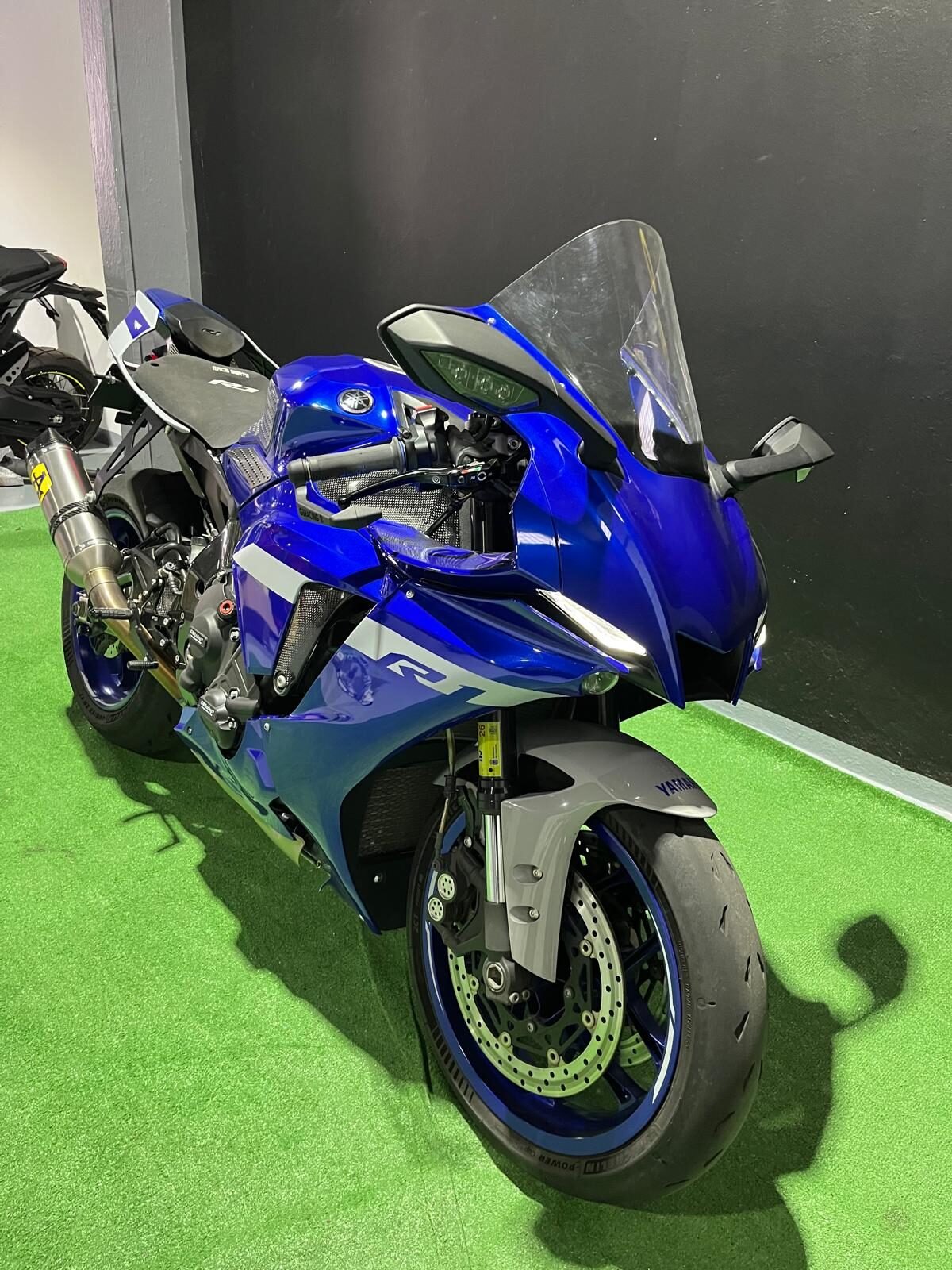 YAMAHA R1