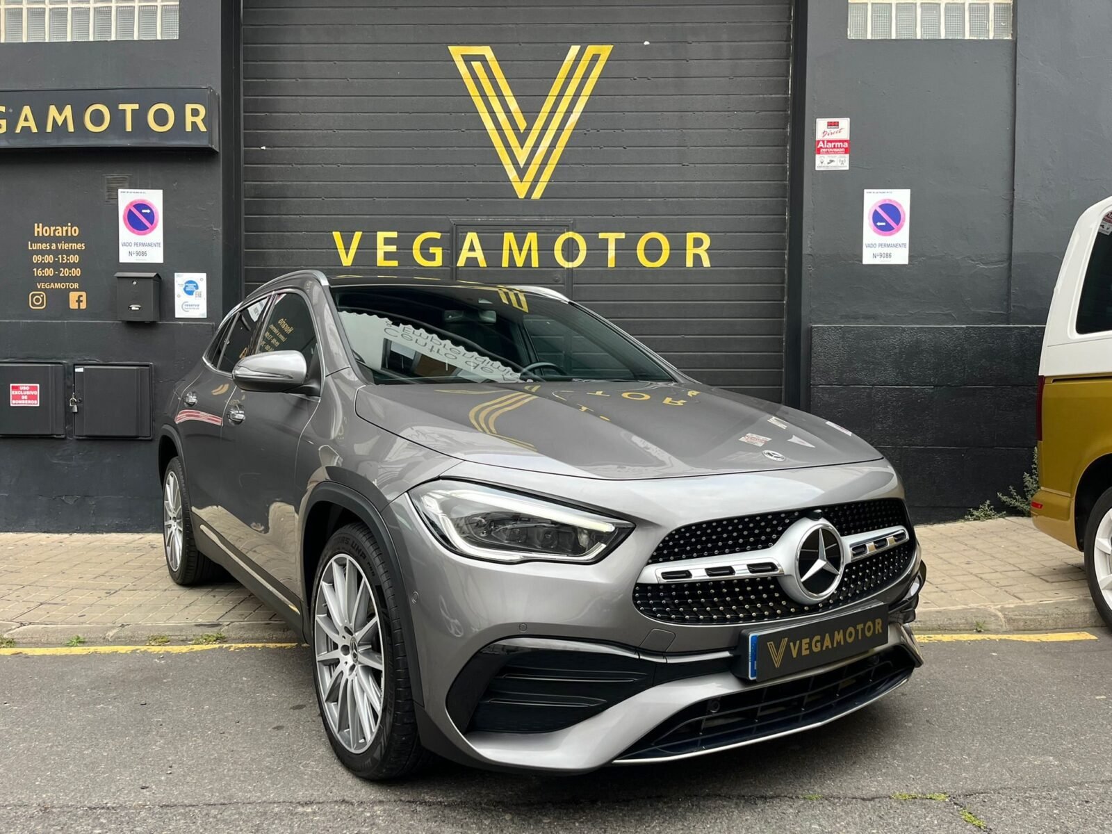 MERCEDES-BENZ GLA 250e AMG 
