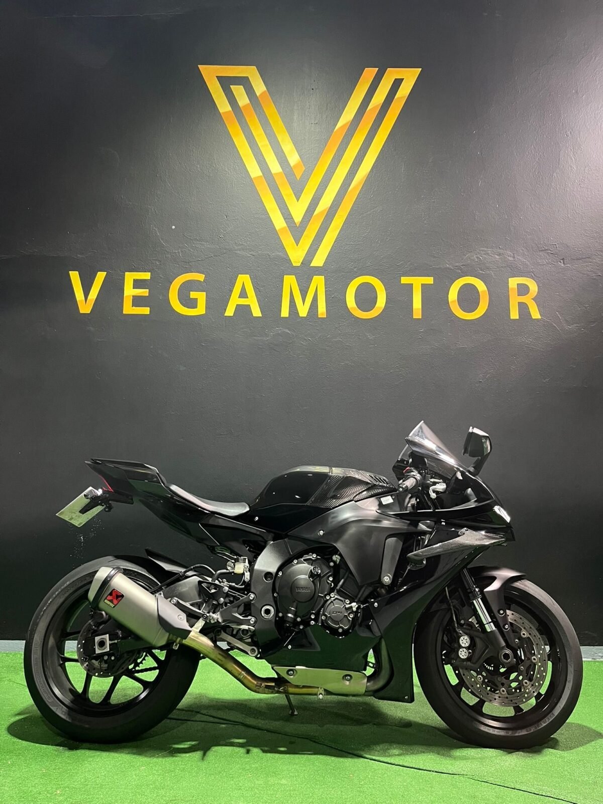 YAMAHA R1