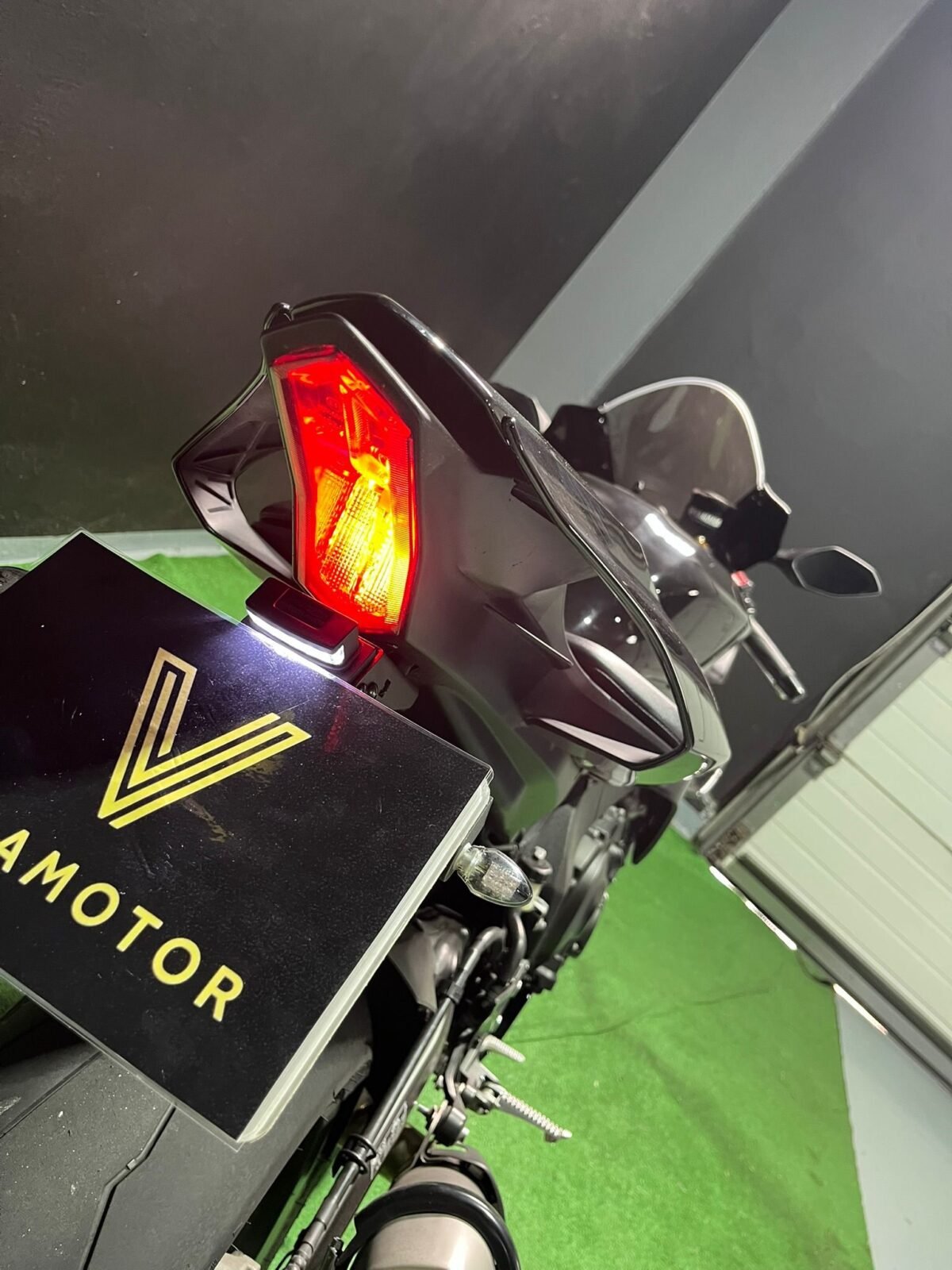 YAMAHA R1