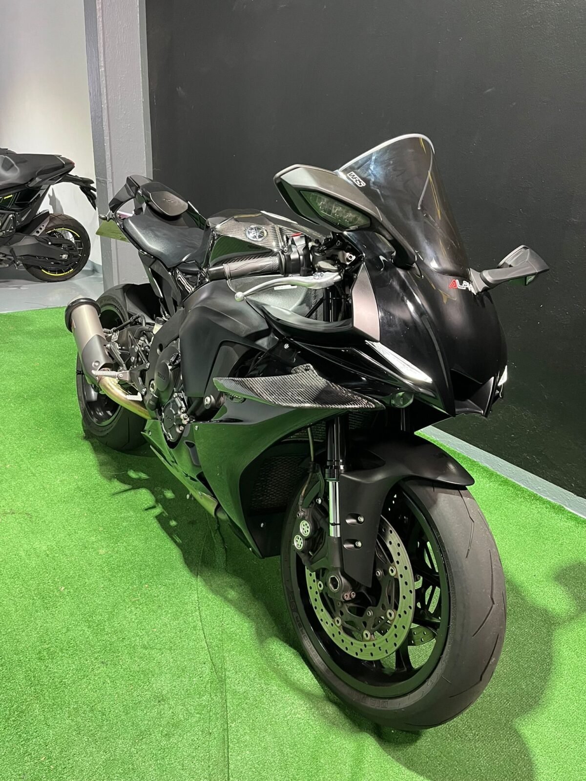 YAMAHA R1