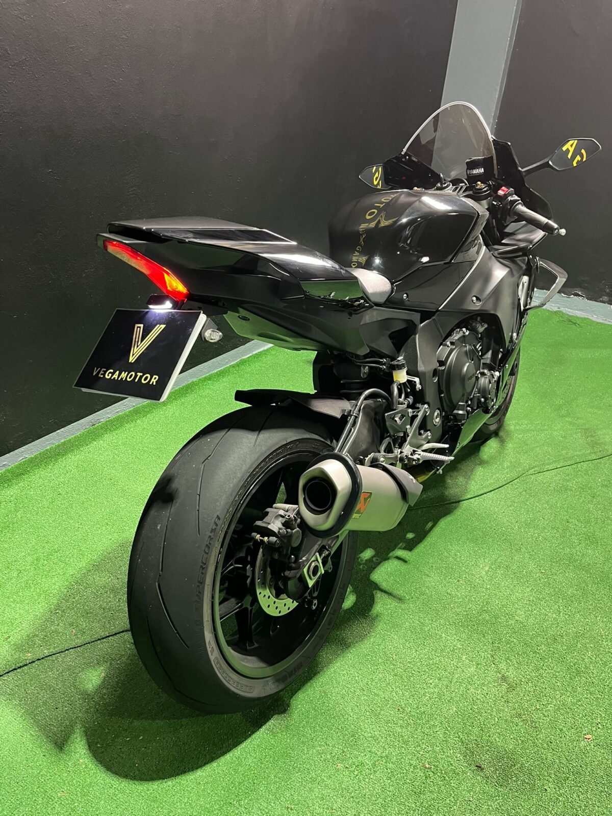 YAMAHA R1