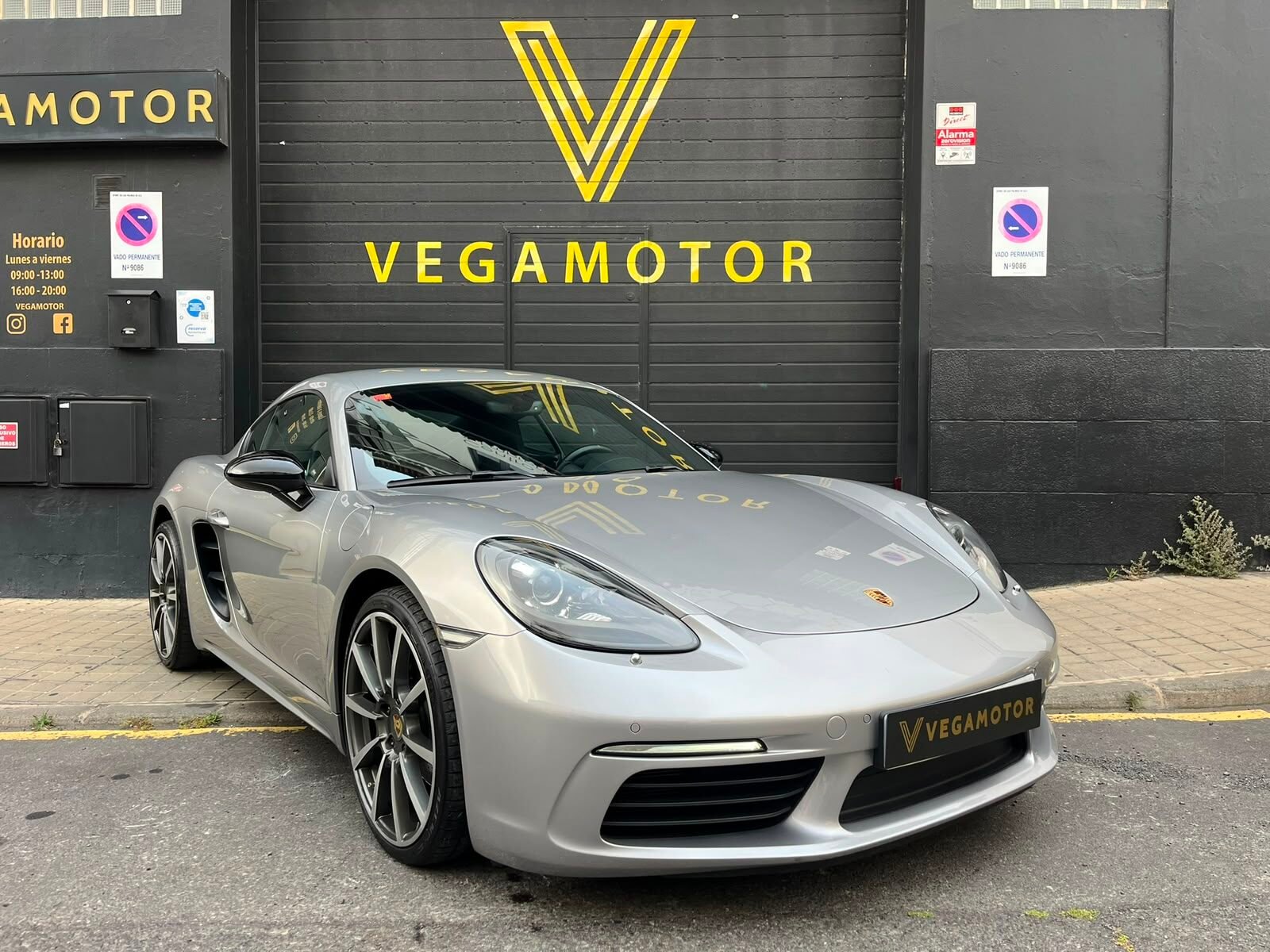 PORSCHE 718 Cayman