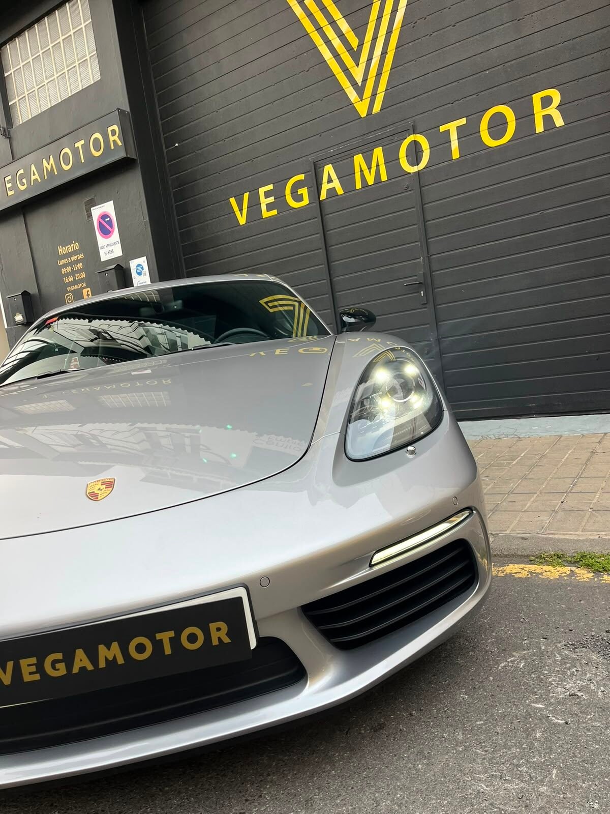 PORSCHE 718 Cayman