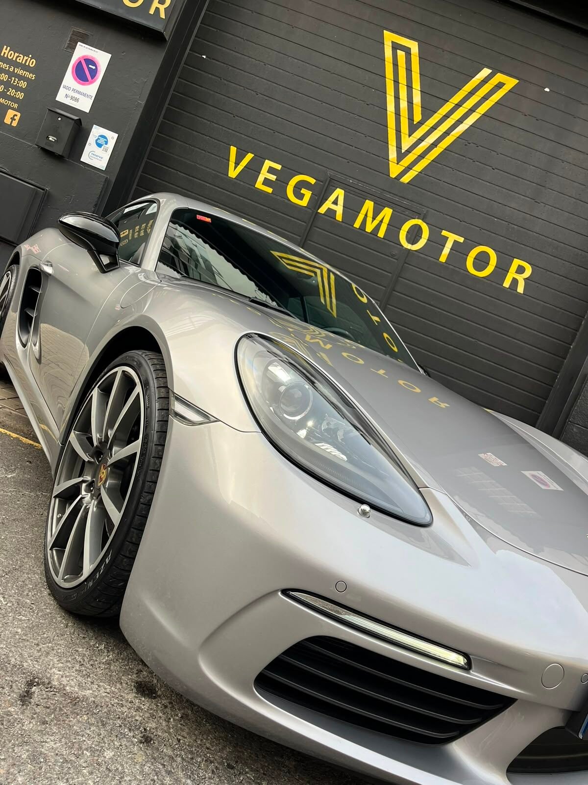 PORSCHE 718 Cayman