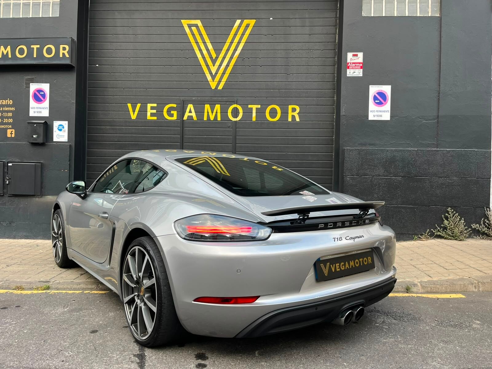 PORSCHE 718 Cayman