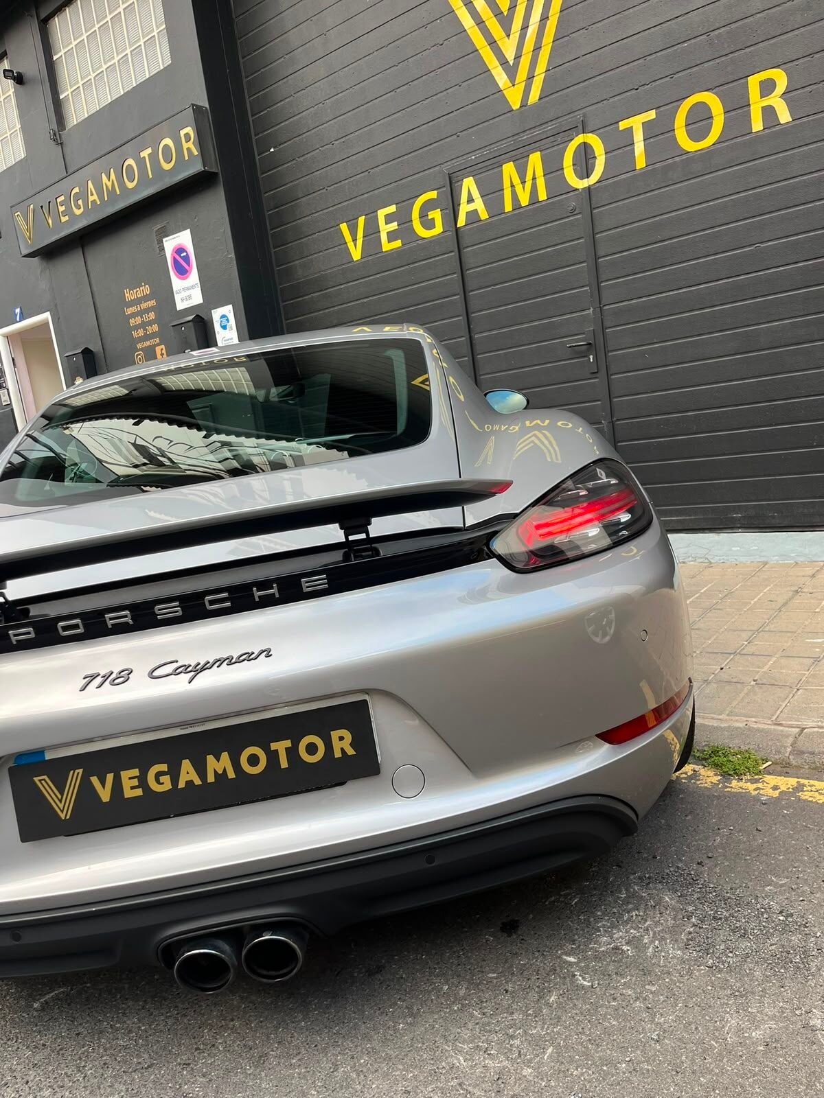 PORSCHE 718 Cayman