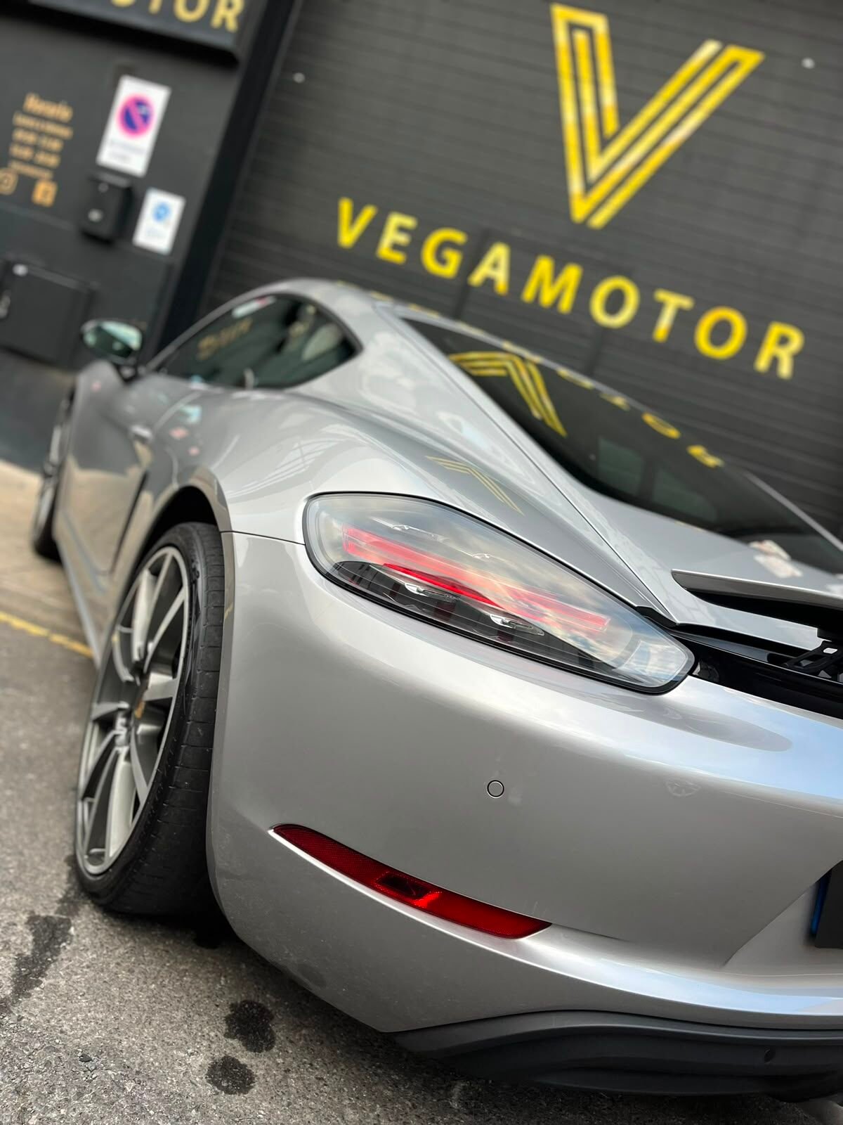 PORSCHE 718 Cayman