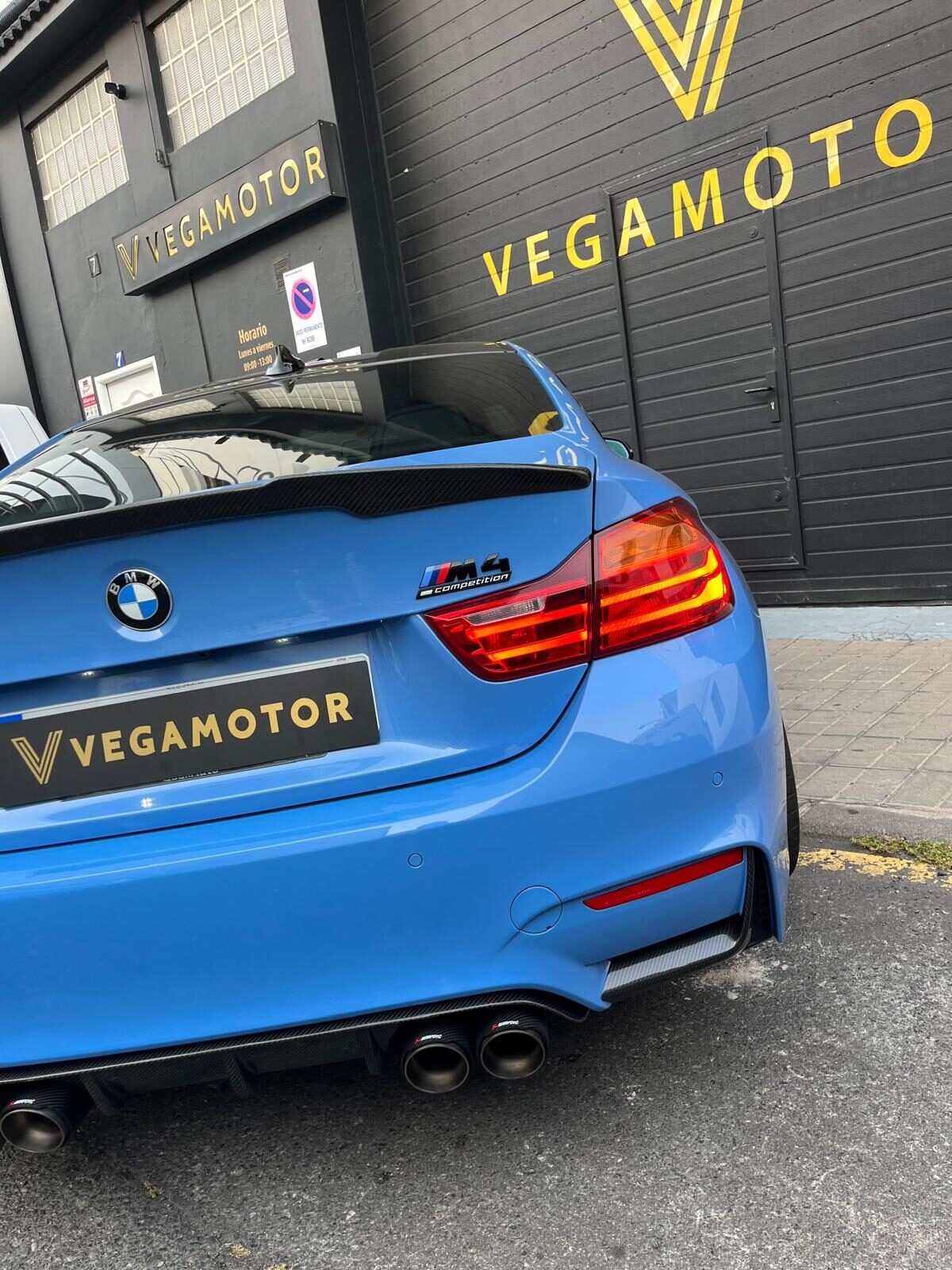BMW M4 COMPETITION