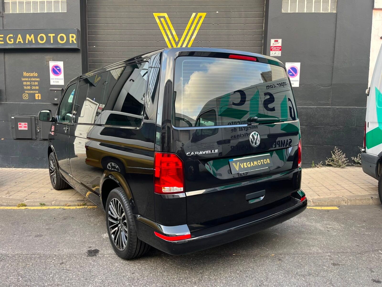 VOLKSWAGEN CARAVELLE