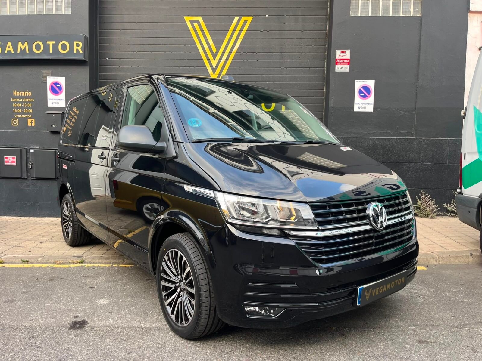 VOLKSWAGEN CARAVELLE