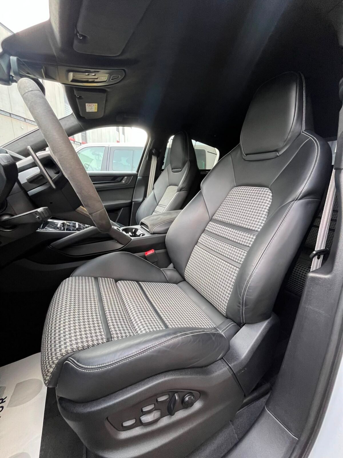 PORSCHE Cayenne COUPE GTS