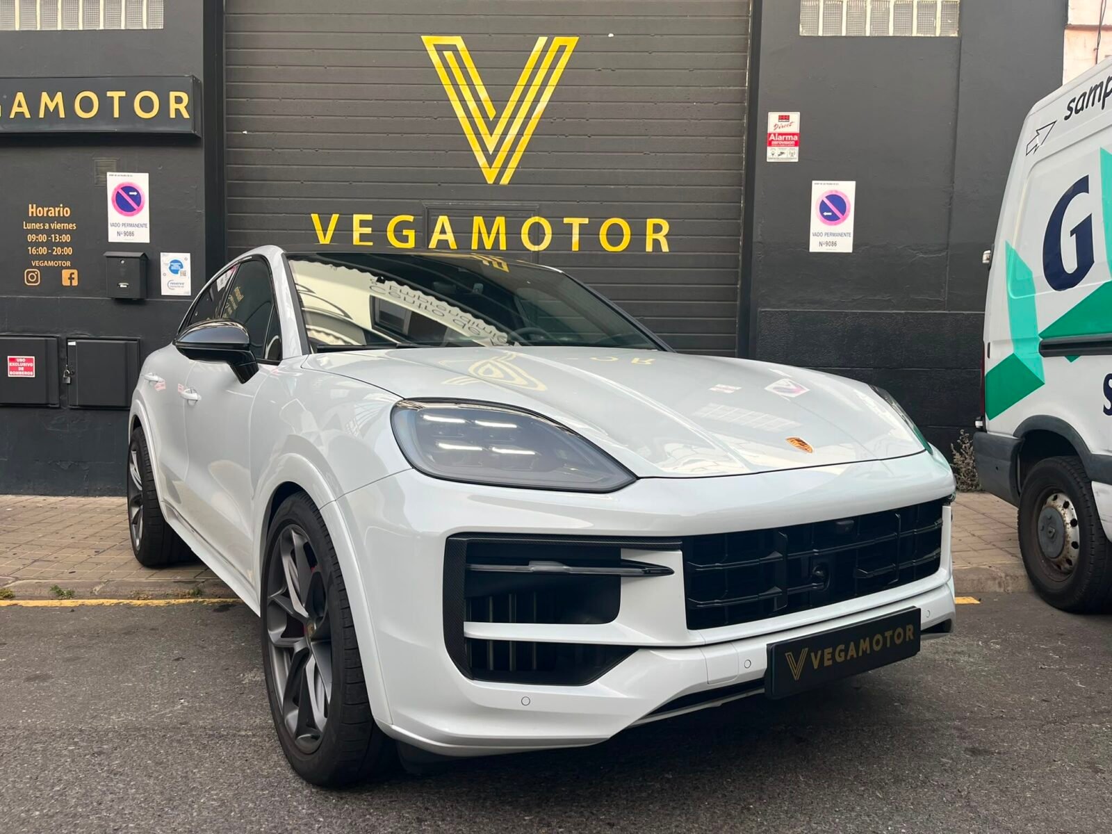 PORSCHE Cayenne COUPE GTS