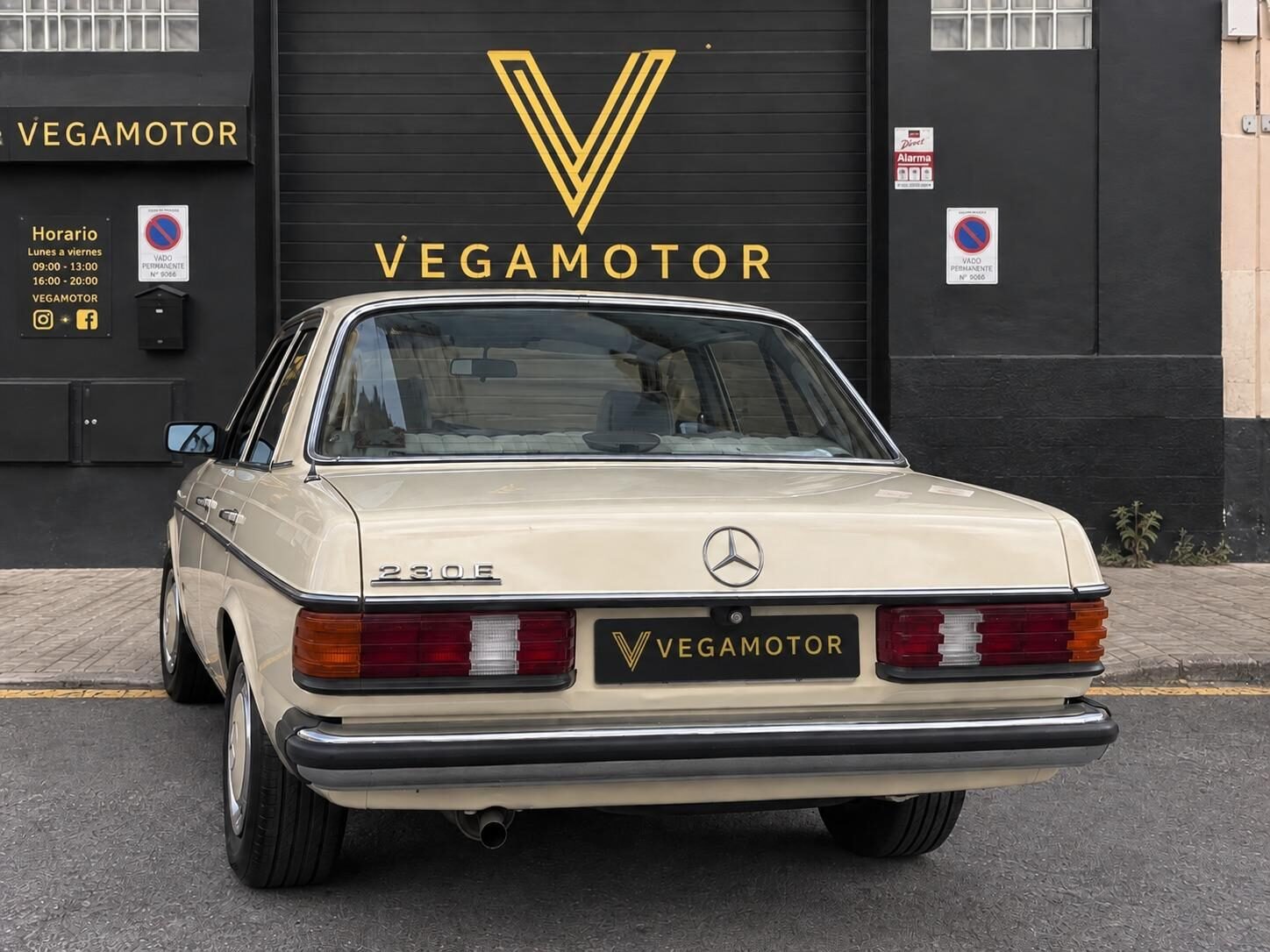 MERCEDES-BENZ 230E