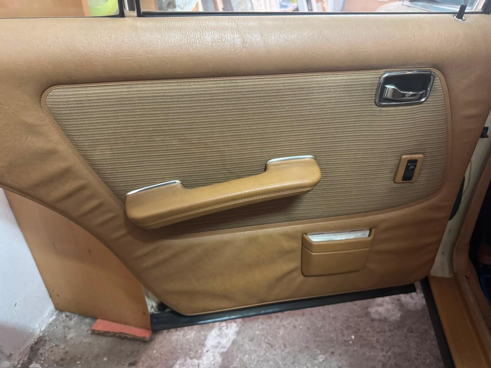 MERCEDES-BENZ 230E