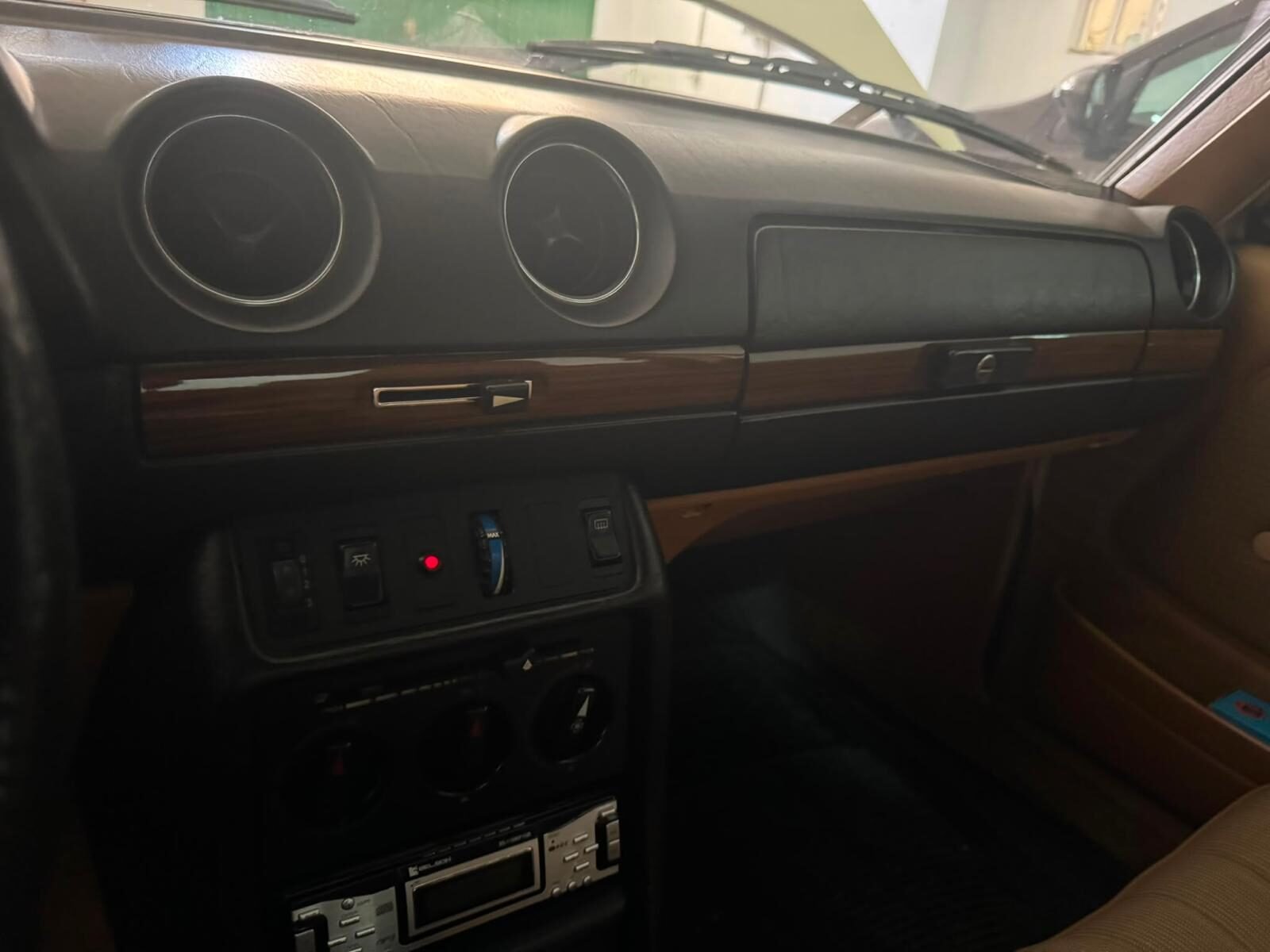 MERCEDES-BENZ 230E