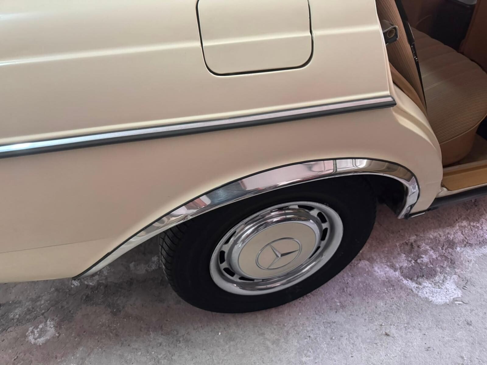MERCEDES-BENZ 230E