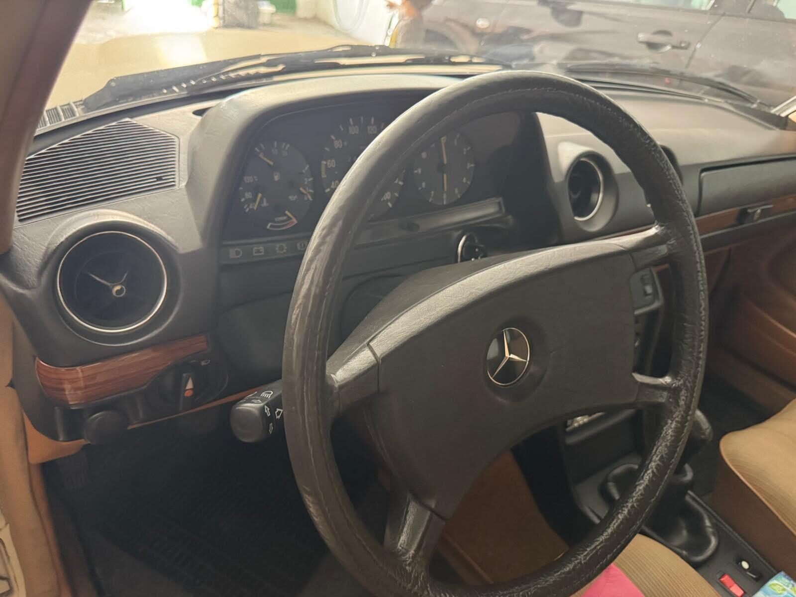 MERCEDES-BENZ 230E