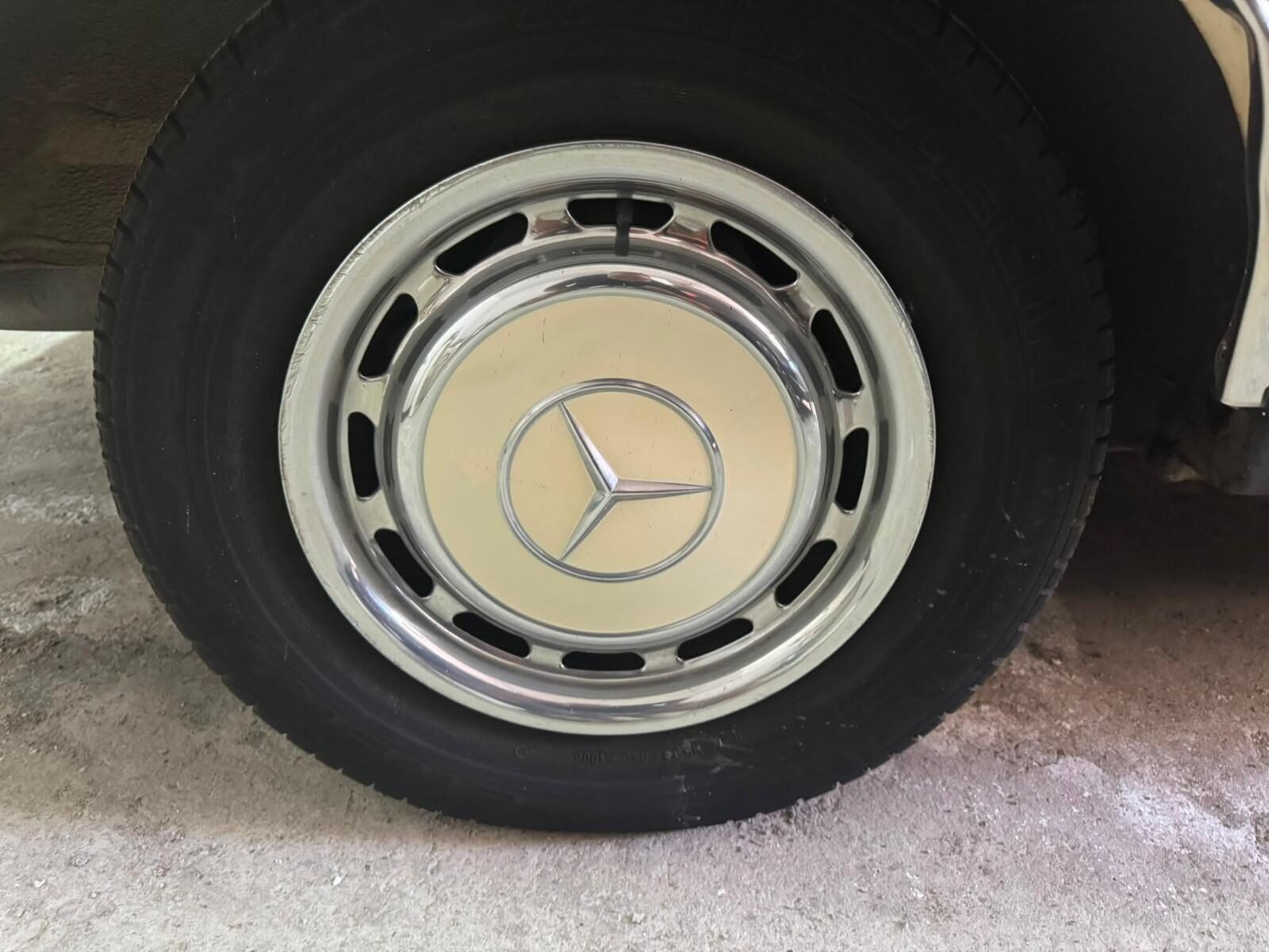 MERCEDES-BENZ 230E