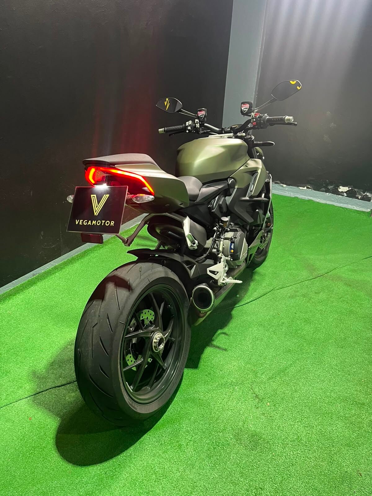 DUCATI STREEFIGHTER V2