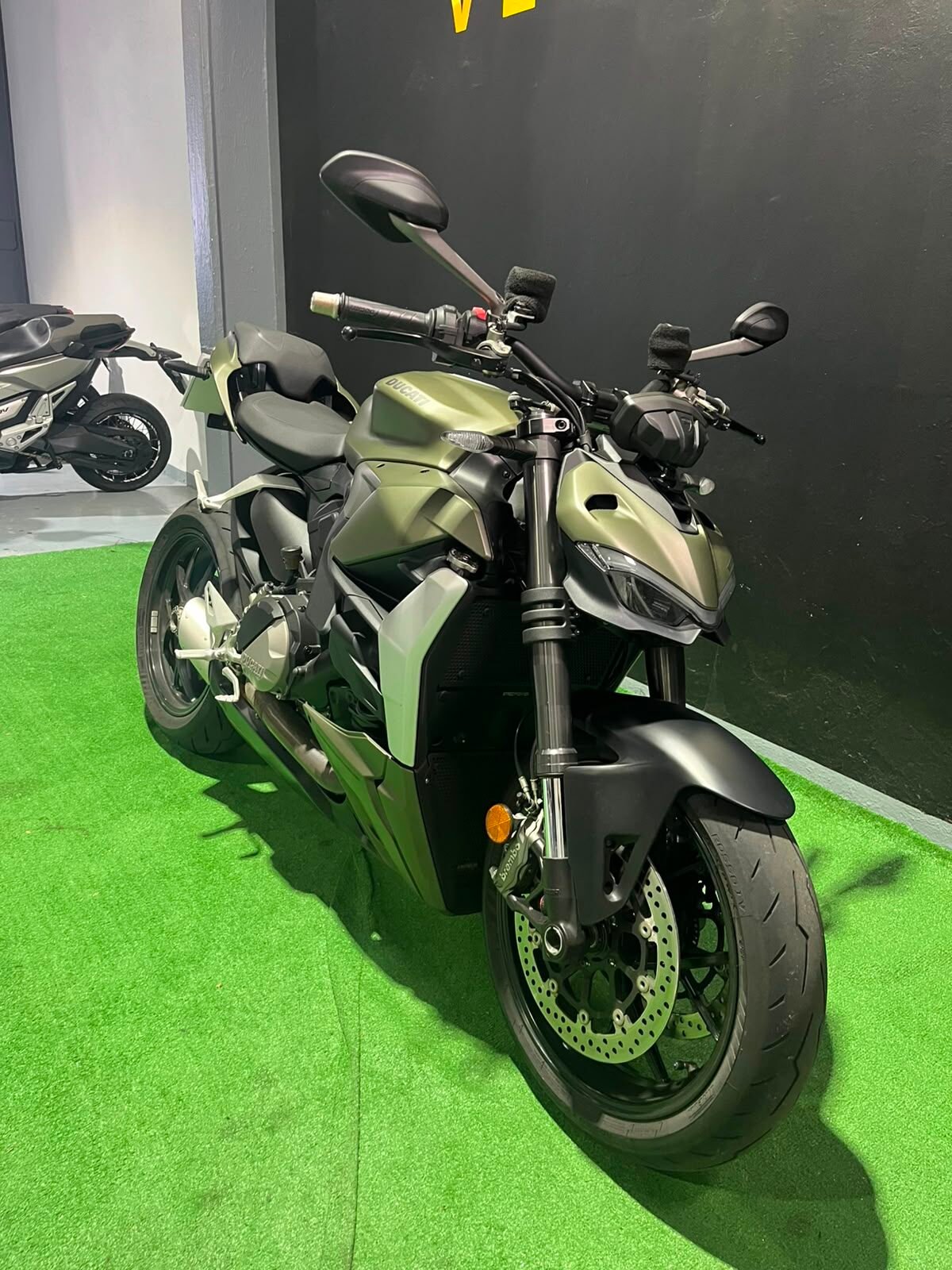 DUCATI STREEFIGHTER V2