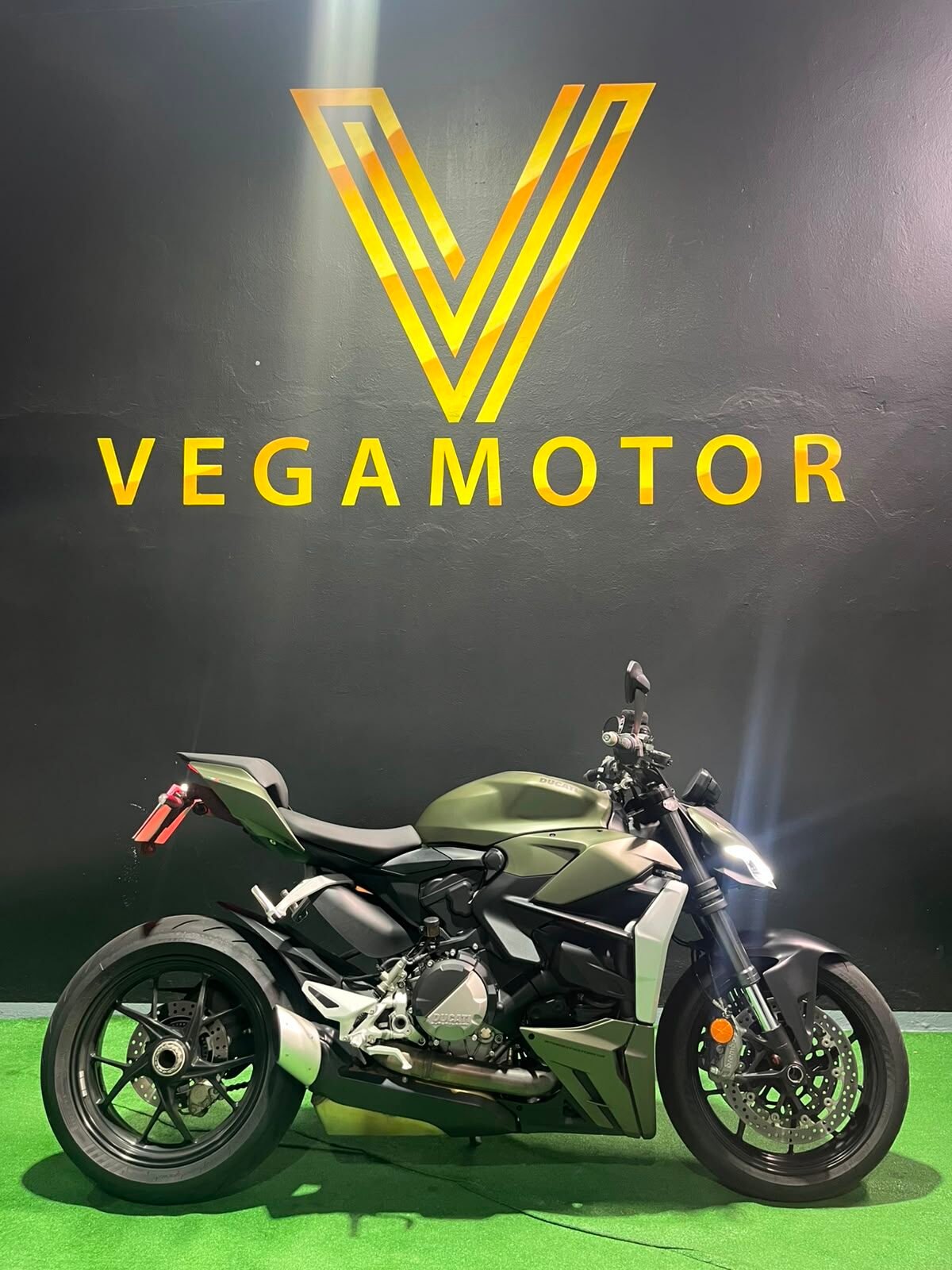DUCATI STREEFIGHTER V2