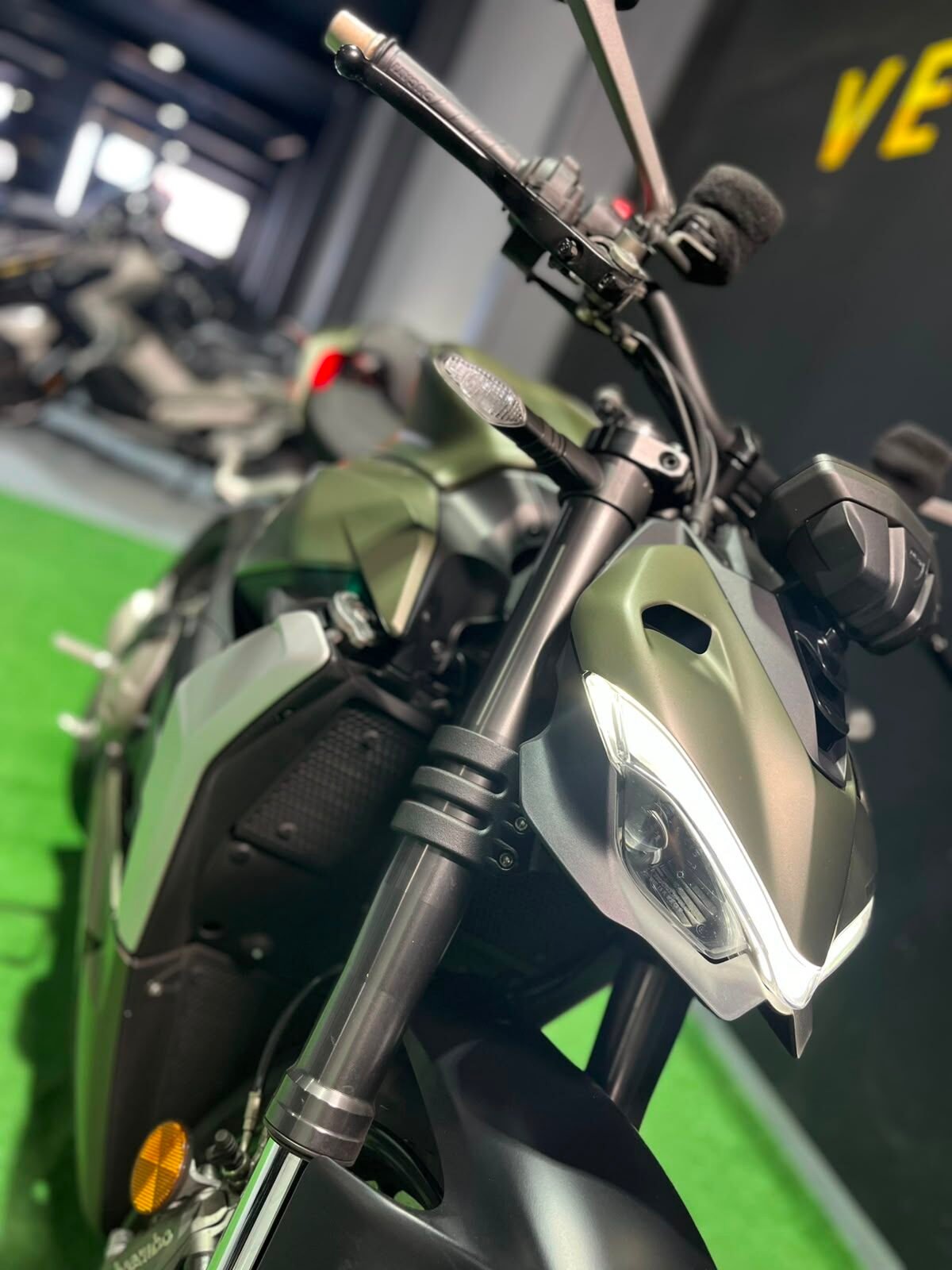 DUCATI STREEFIGHTER V2