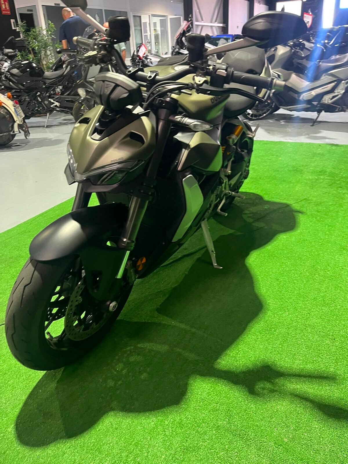 DUCATI STREEFIGHTER V2
